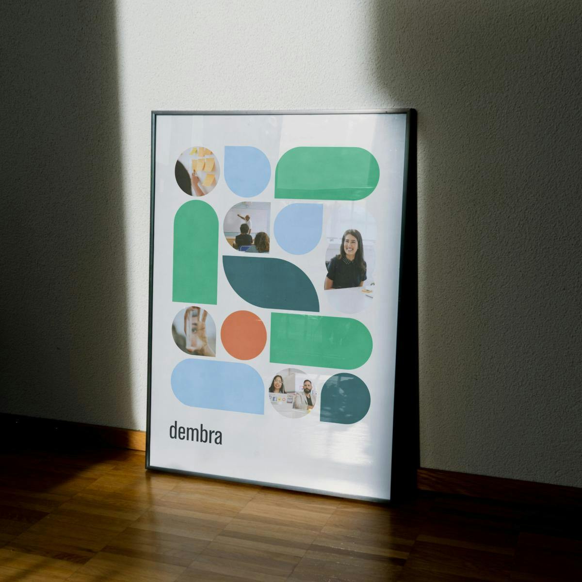 En fotoramme med et bilde av grafiske former i et rutenett, med Dembras logo nederst